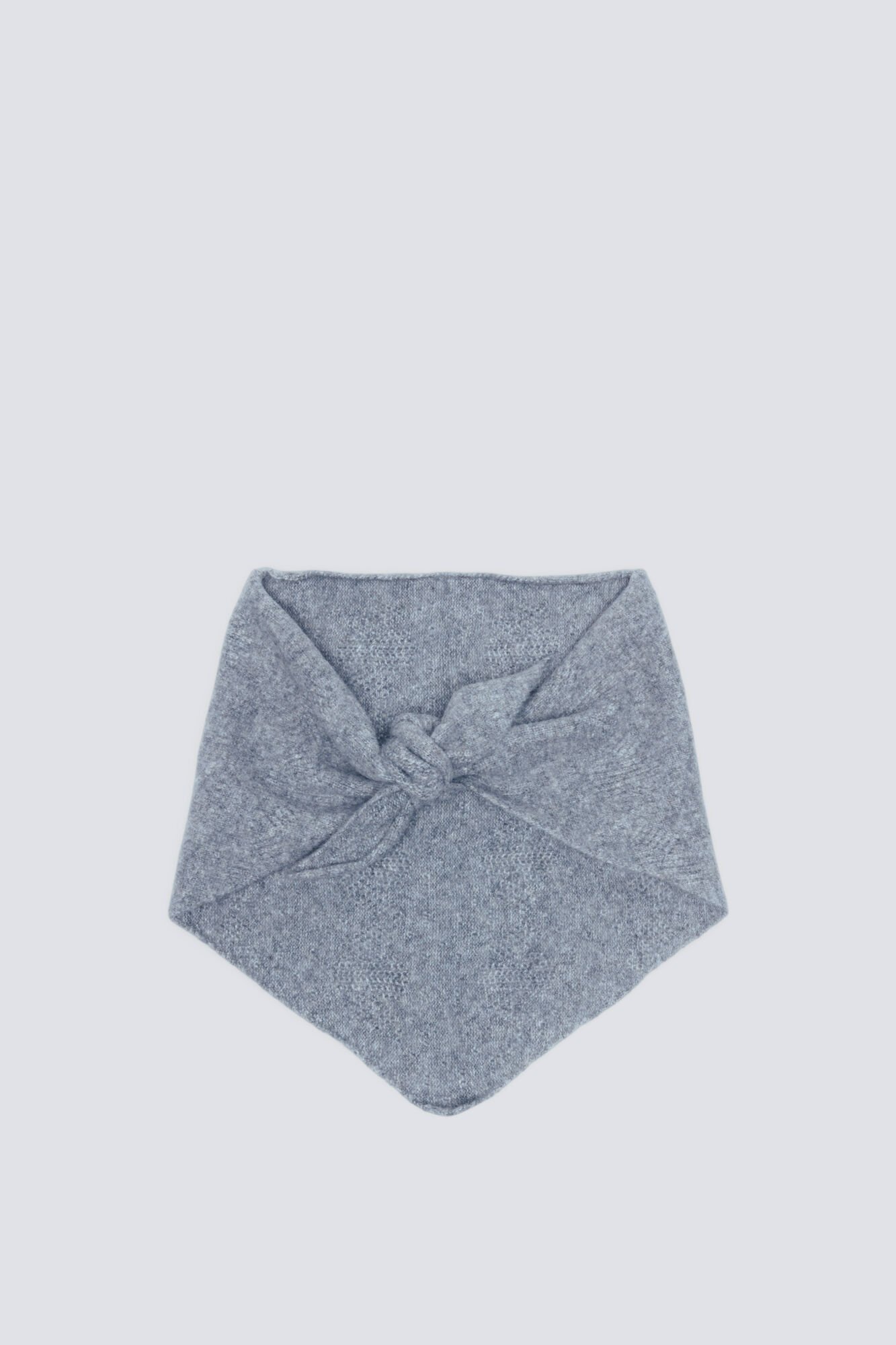 Conjunto de bandana, abrigo y jeans