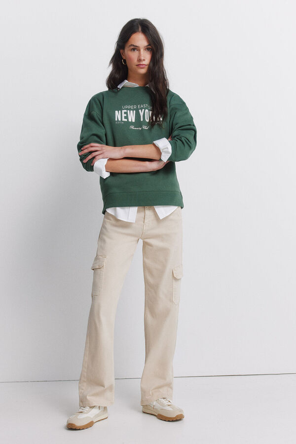 Conjunto de pantalones, camisa y sudadera