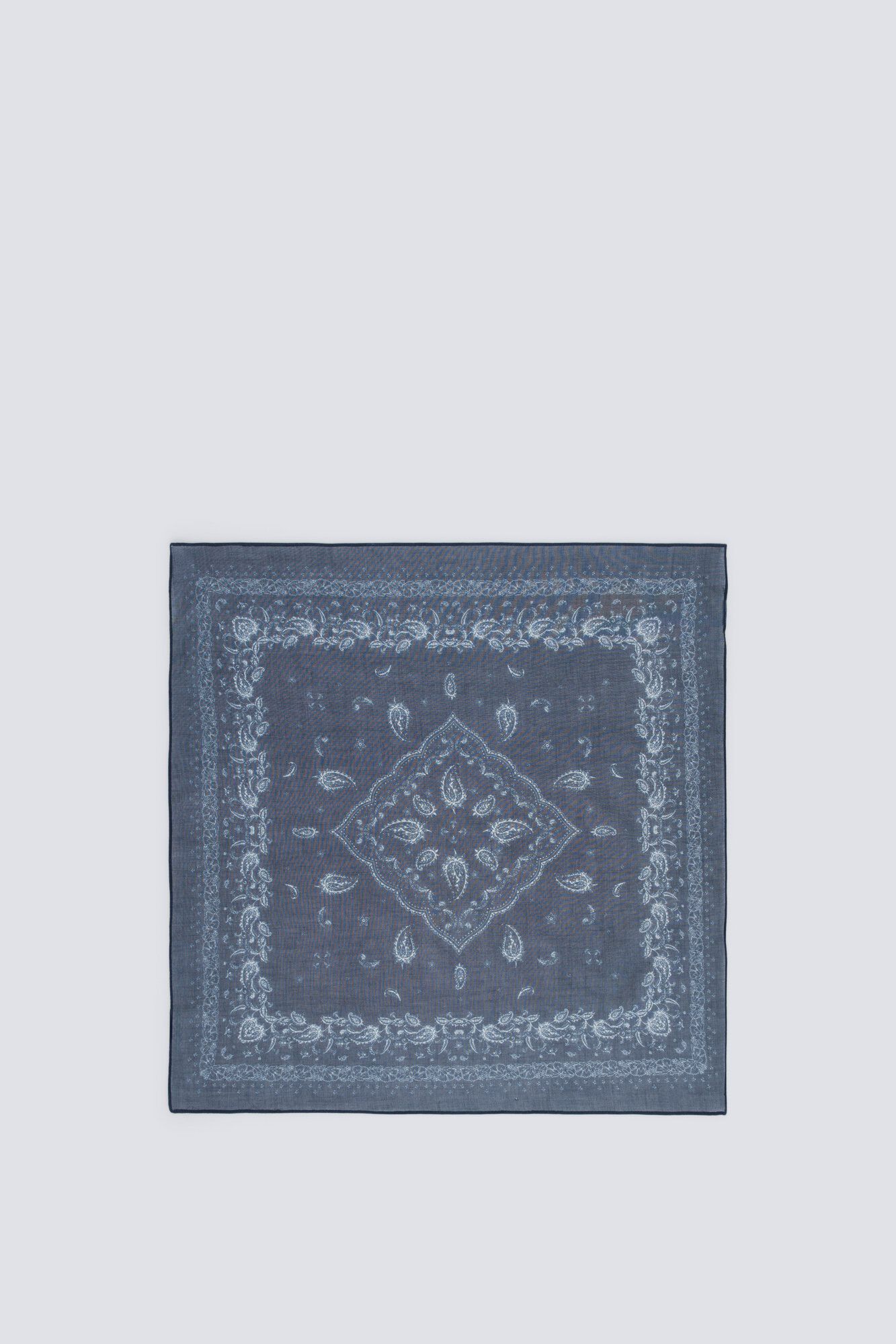 Conjunto de len&ccedil;o, casaco, jeans e camisa