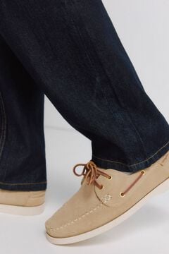 Conjunto de zapato, jeans, camisa y sudadera