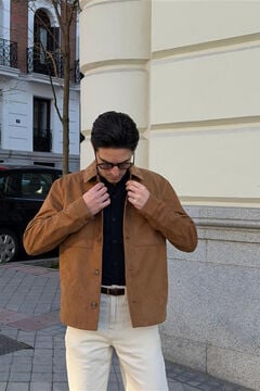 Conjunto de jeans, sobrecamisa y c&aacute;rdigan