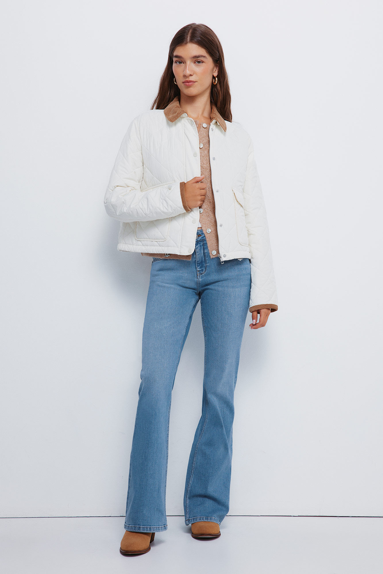 Conjunto de chaqueta, jeans y cardigan