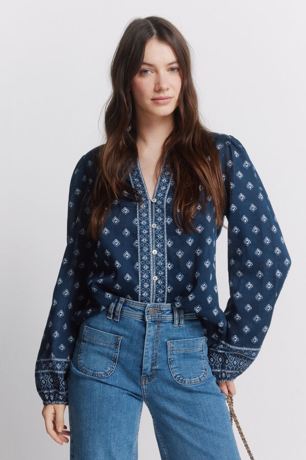 Conjunto de botas, mala, jeans e camisa