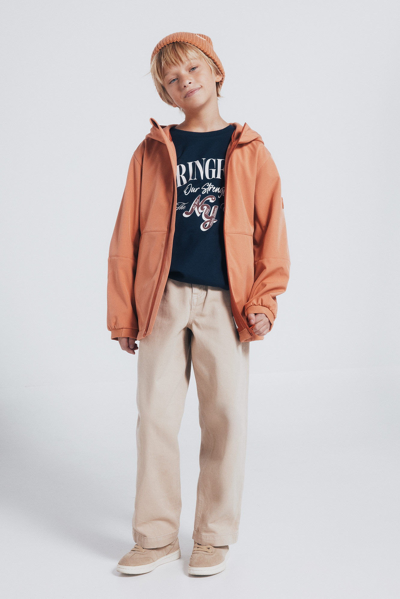 Conjunto de pantal&oacute;n, chaqueta y camiseta