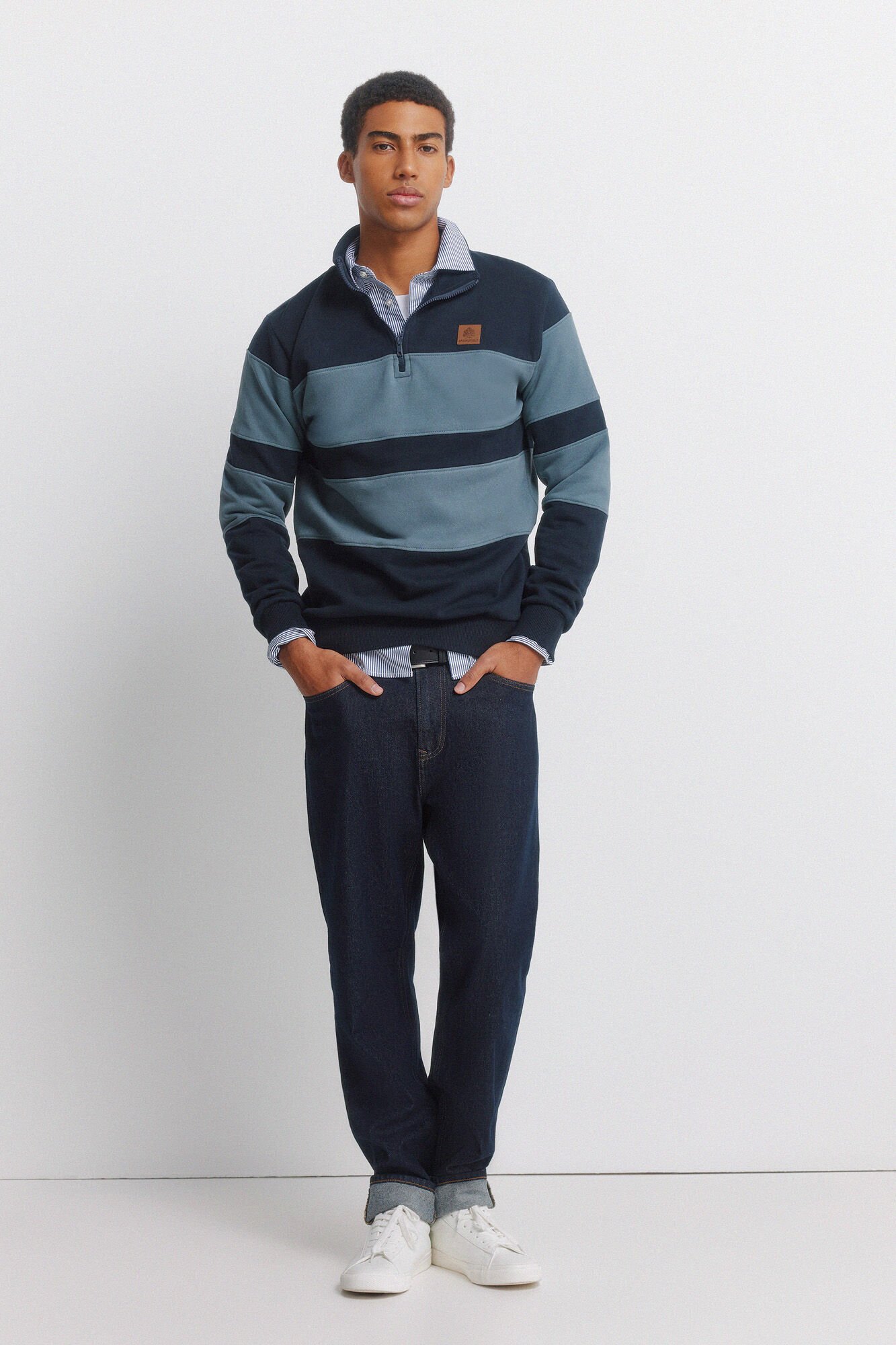 Conjunto de jeans, camisa e sweatshirt