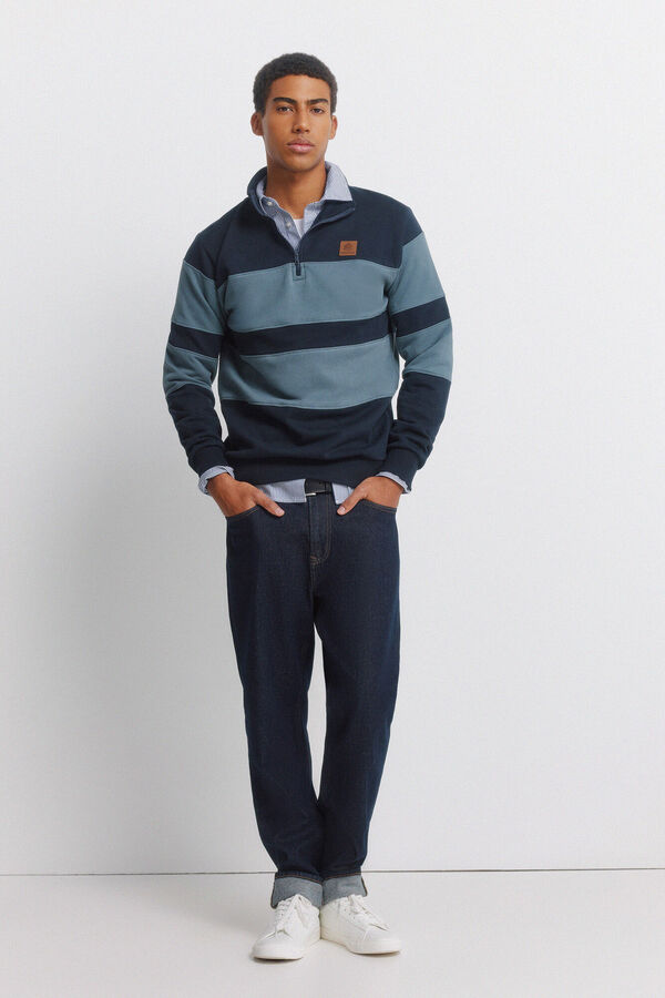 Conjunto de jeans, camisa e sweatshirt