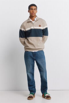 Conjunto de zapatilla, jeans y sudadera