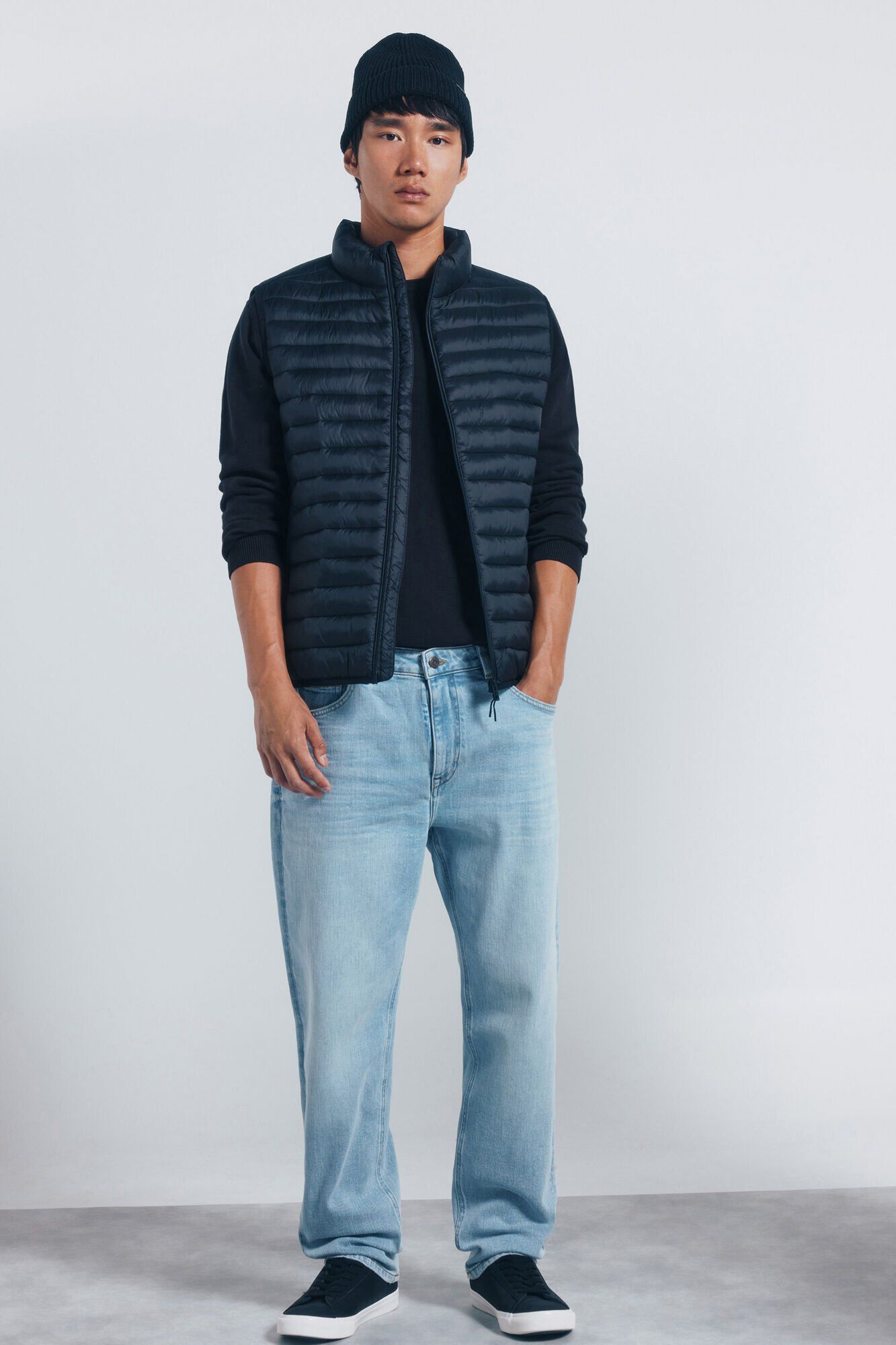 Sneaker, jeans and gilet set