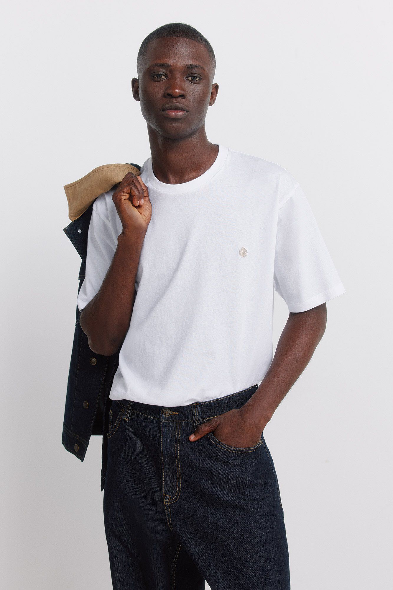 Conjunto de camiseta, cazadora y jeans