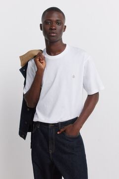 Conjunto de camiseta, cazadora y jeans