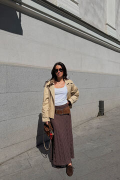 Conjunto de t-shirt, gabardina e saia