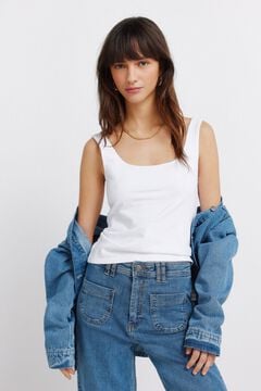 Conjunto de t-shirt, gabardina e saia