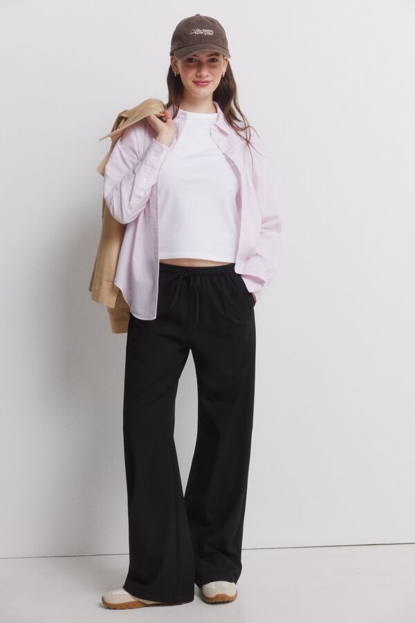 Conjunto de bon&eacute;, cal&ccedil;as e camisa