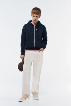 Conjunto de jeans y sudadera