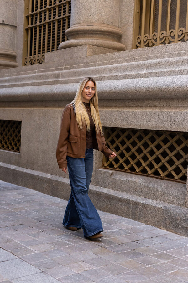 Conjunto de botas, cazadora y pantal&oacute;n