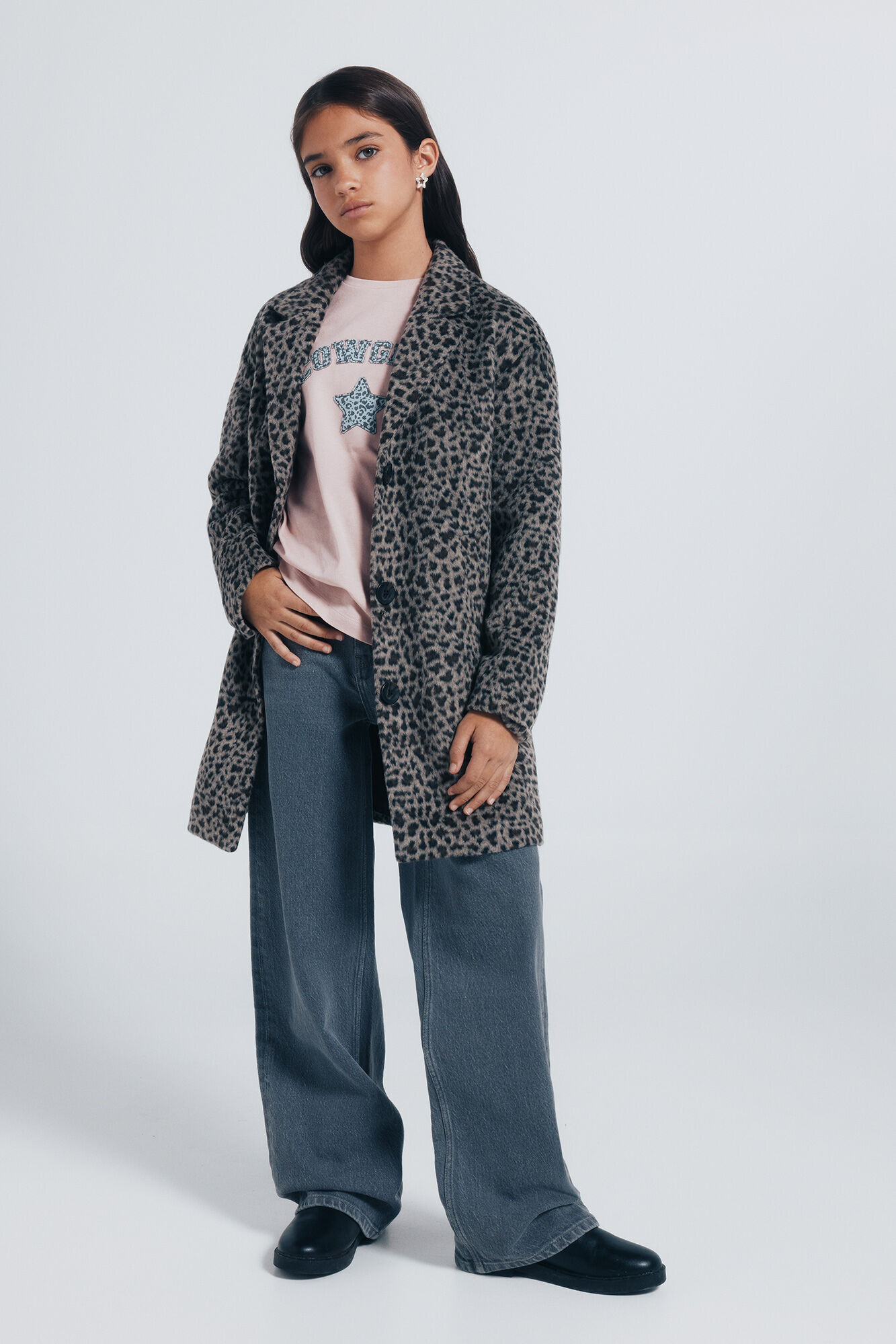 Conjunto de camiseta, abrigo, abrigo y denim