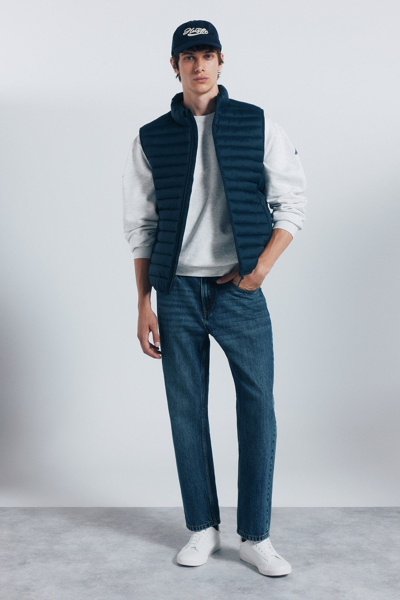 Sneaker, jeans and gilet set