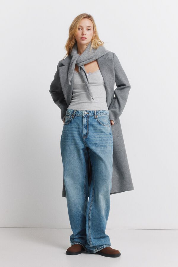 Conjunto de pa&ntilde;uelo, jeans y jersey