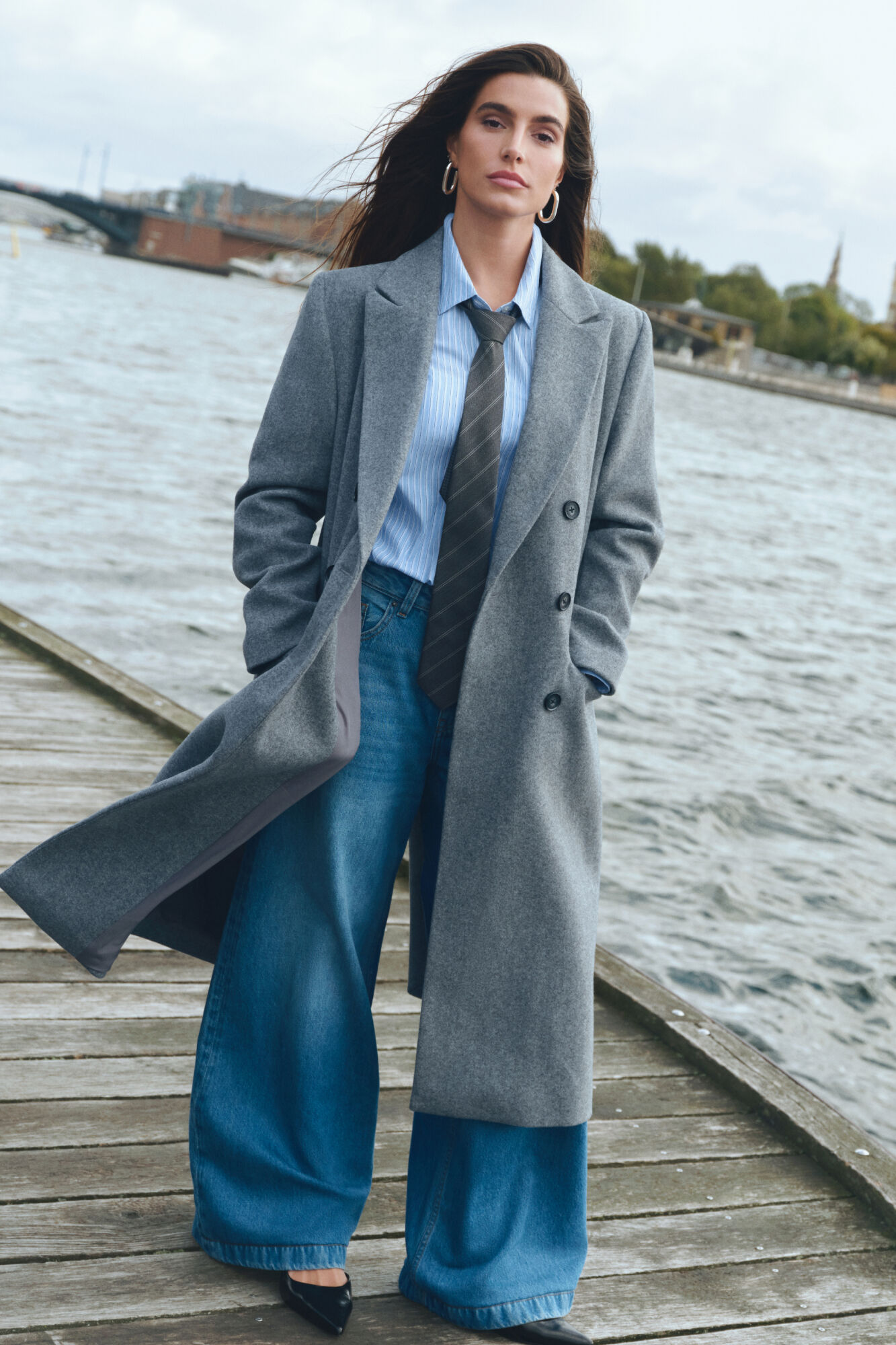 Conjunto de abrigo, jeans y camisa