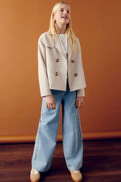 Conjunto de trench y jeans