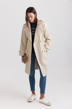 Conjunto de gabardina y jeans