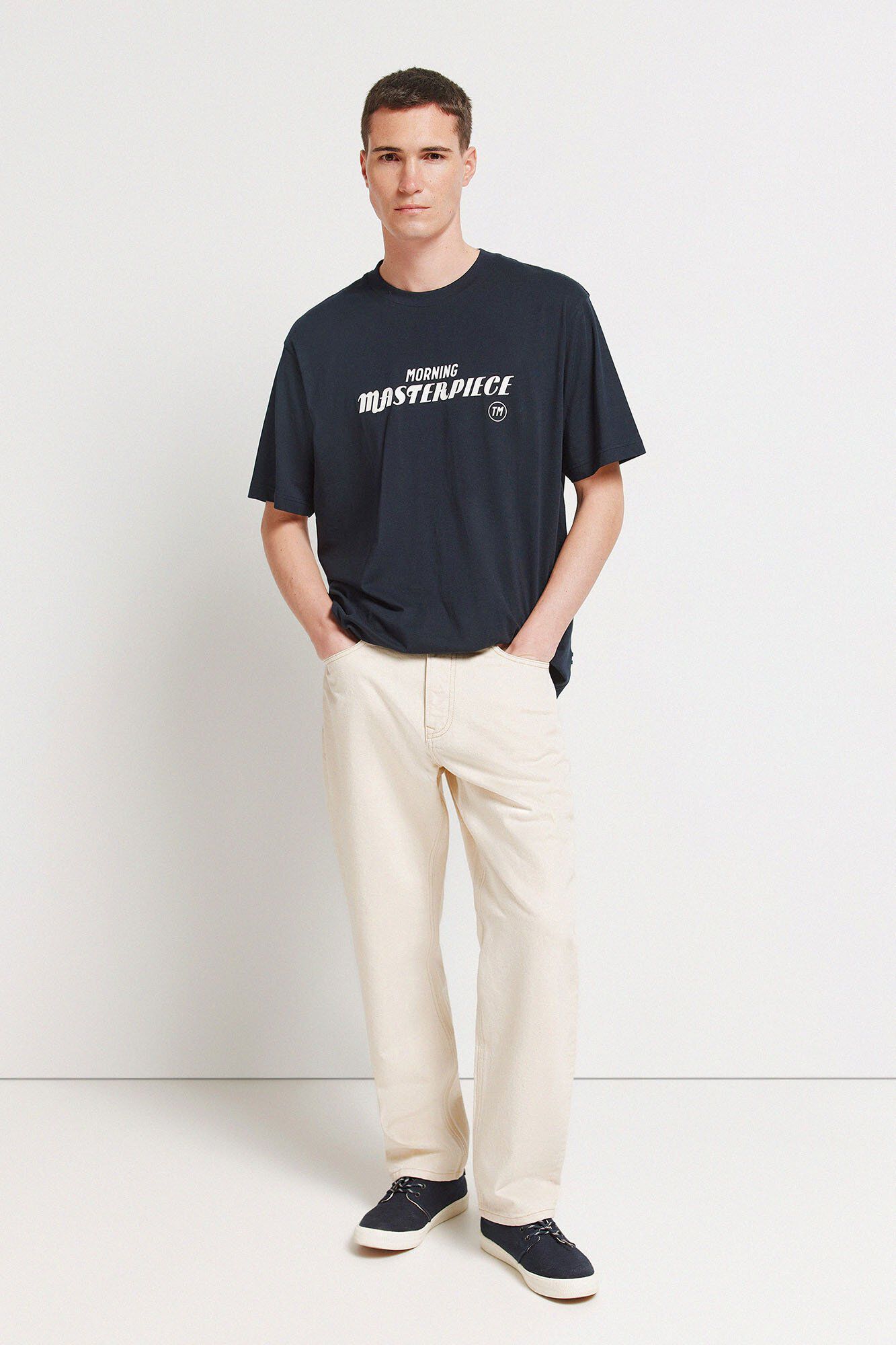 Conjunto de jeans, camisa e sweatshirt