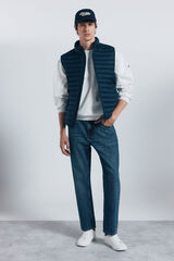 Sneaker, jeans and gilet set