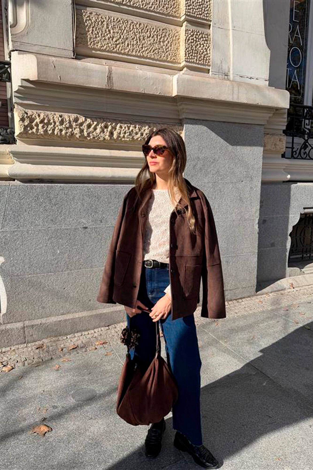 Conjunto de mala, casaco, jeans e t-shirt