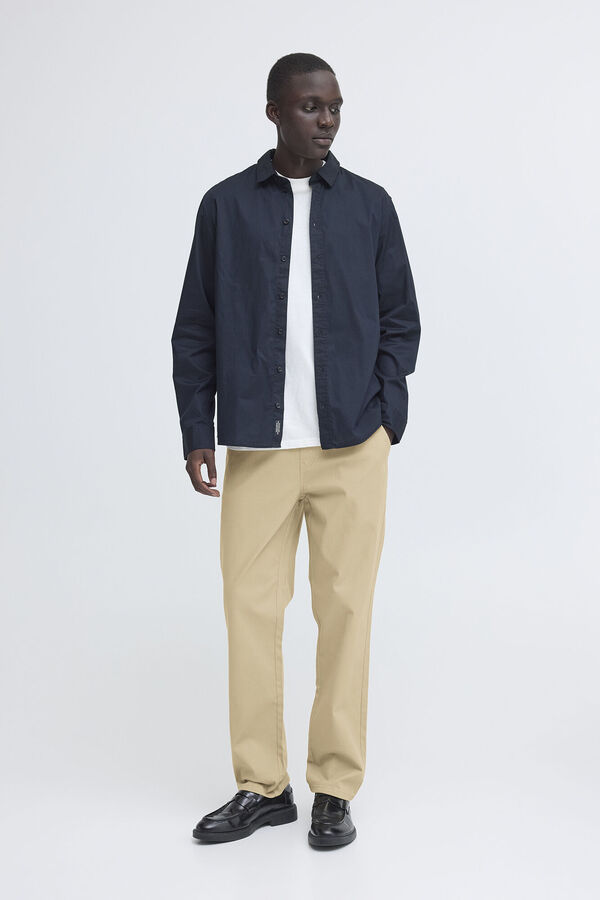 Conjunto de chaqueta, camiseta y pantal&oacute;n