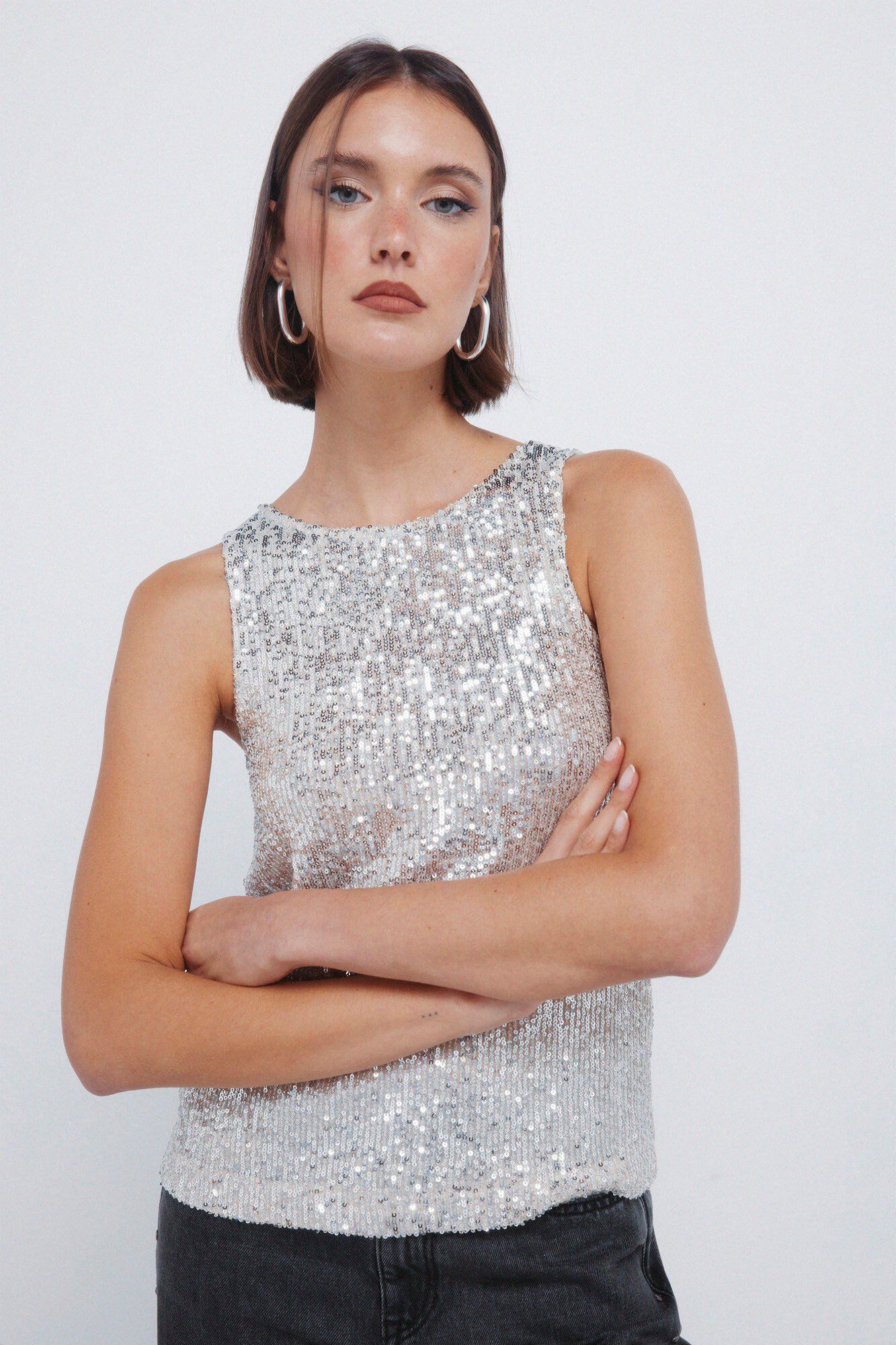 Conjunto de camiseta, botines y jeans