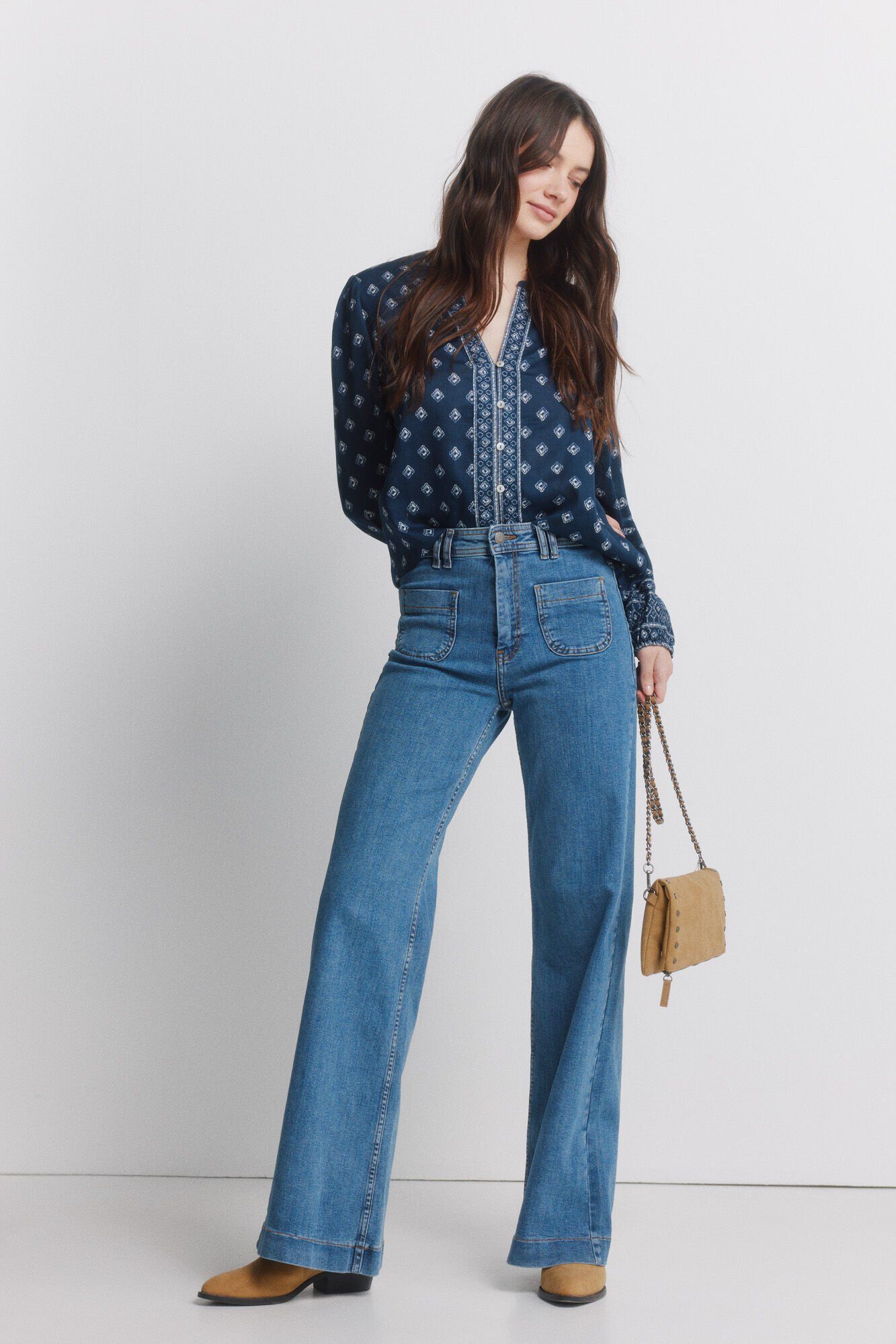 Conjunto de botas, mala, jeans e camisa