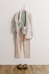 Conjunto de pantal&oacute;n, blazer, camisa y camiseta