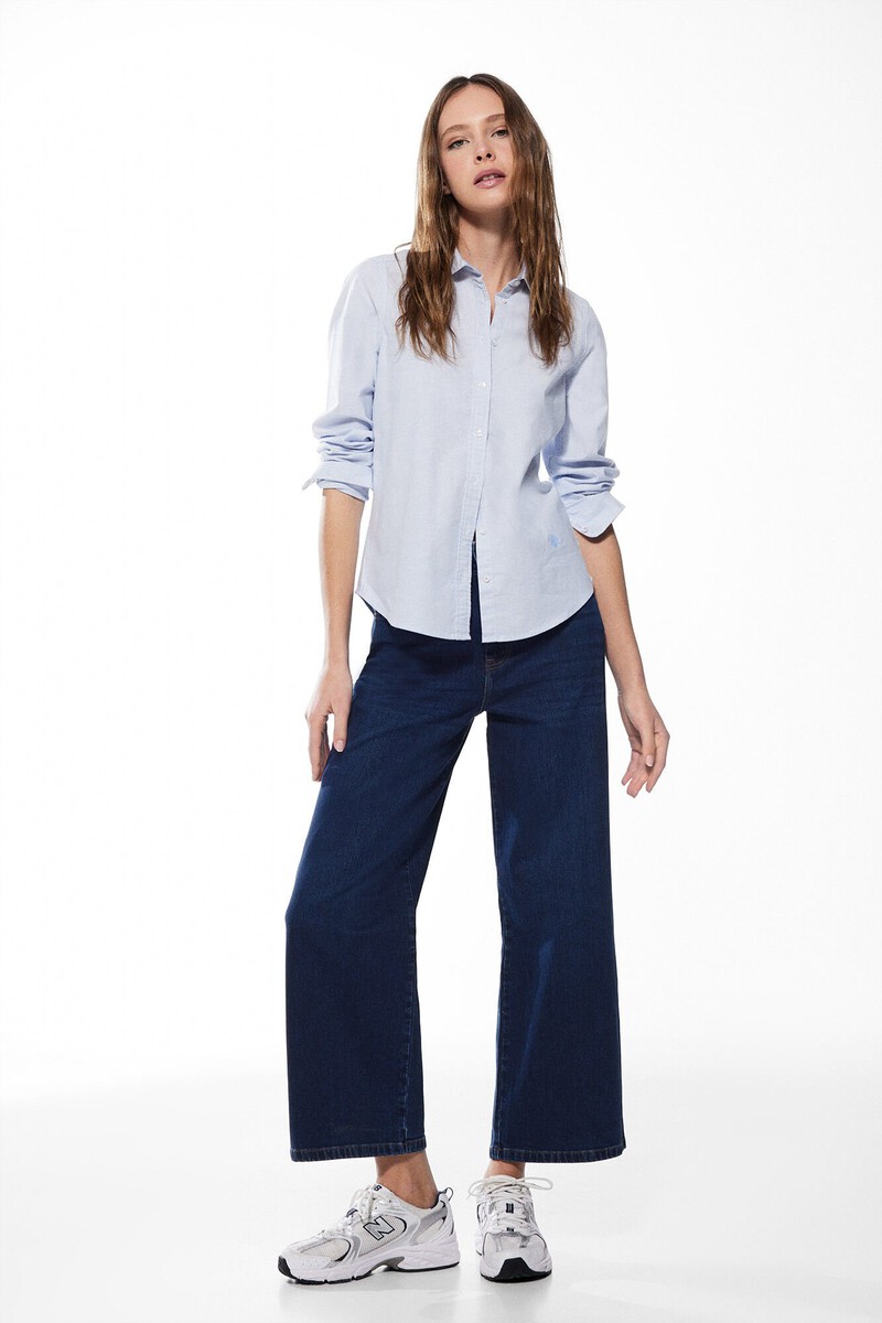 Culotte-Jeans, strickoberteil, hausschuhe und gürtel im Set