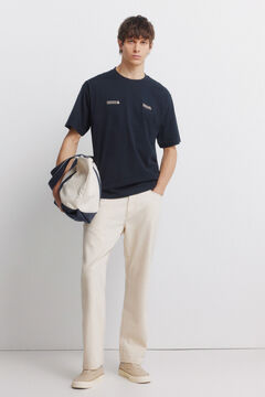 Conjunto de jeans, bolsa y camiseta