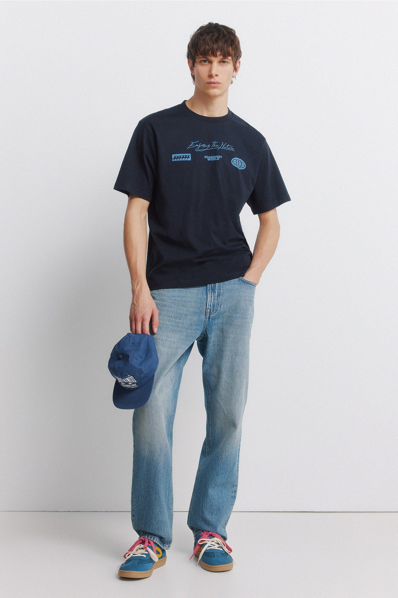 Conjunto de jeans, t-shirt e bon&eacute;