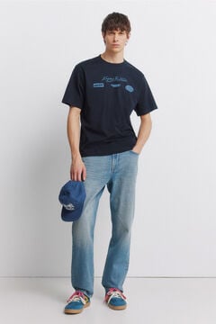 Conjunto de jeans, camiseta y gorra