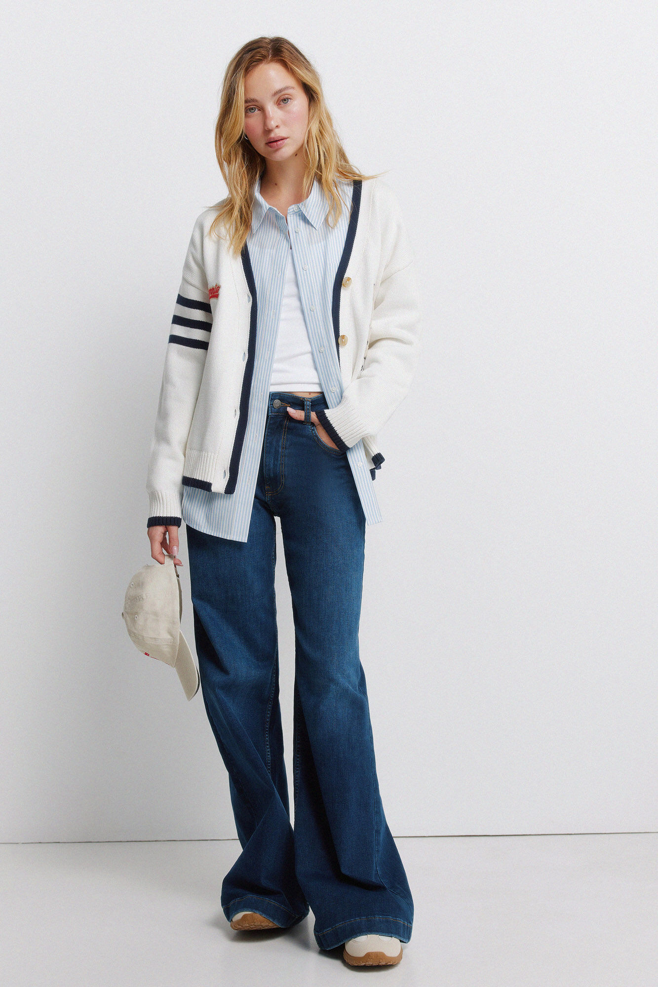 Conjunto de bon&eacute;, jeans, camisa e casaco