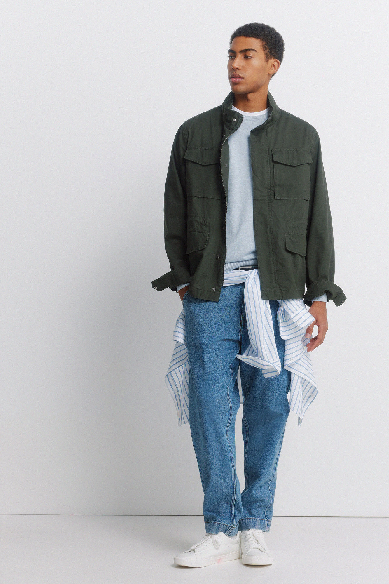 Conjunto de parka, jeans e camisa