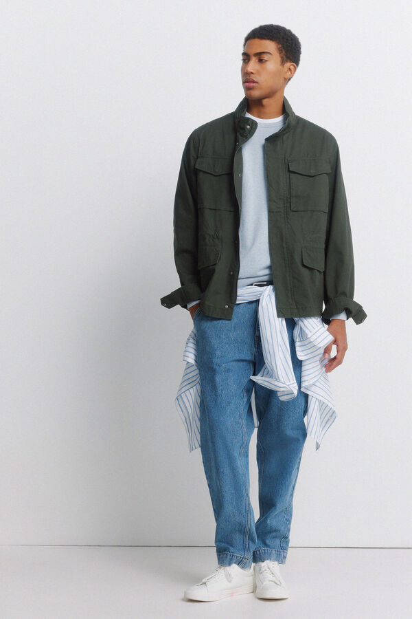 Conjunto de parka, jeans e camisa