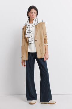 Conjunto de pantalones, camisa y camiseta