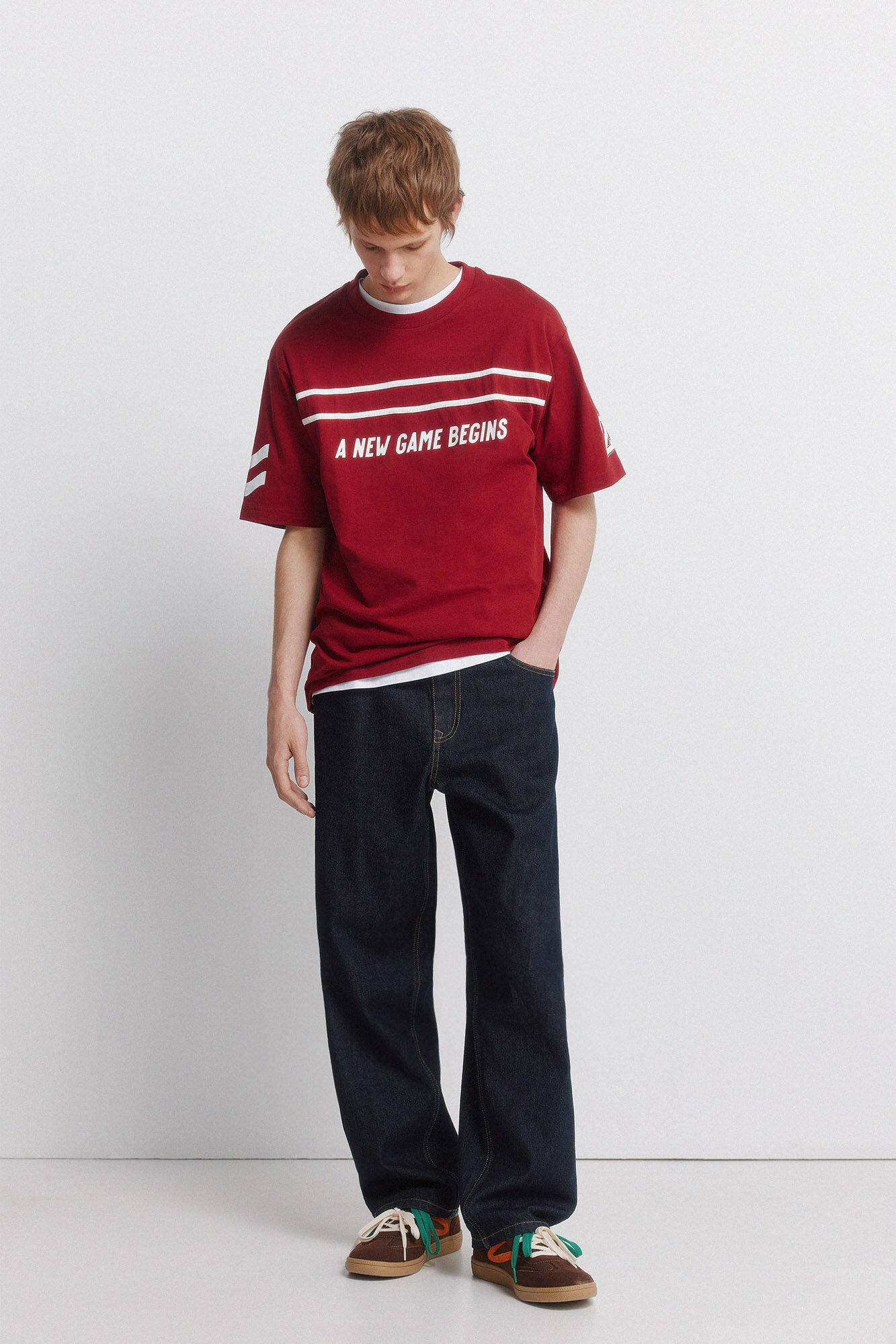 Conjunto de sneaker, cal&ccedil;a e t-shirt