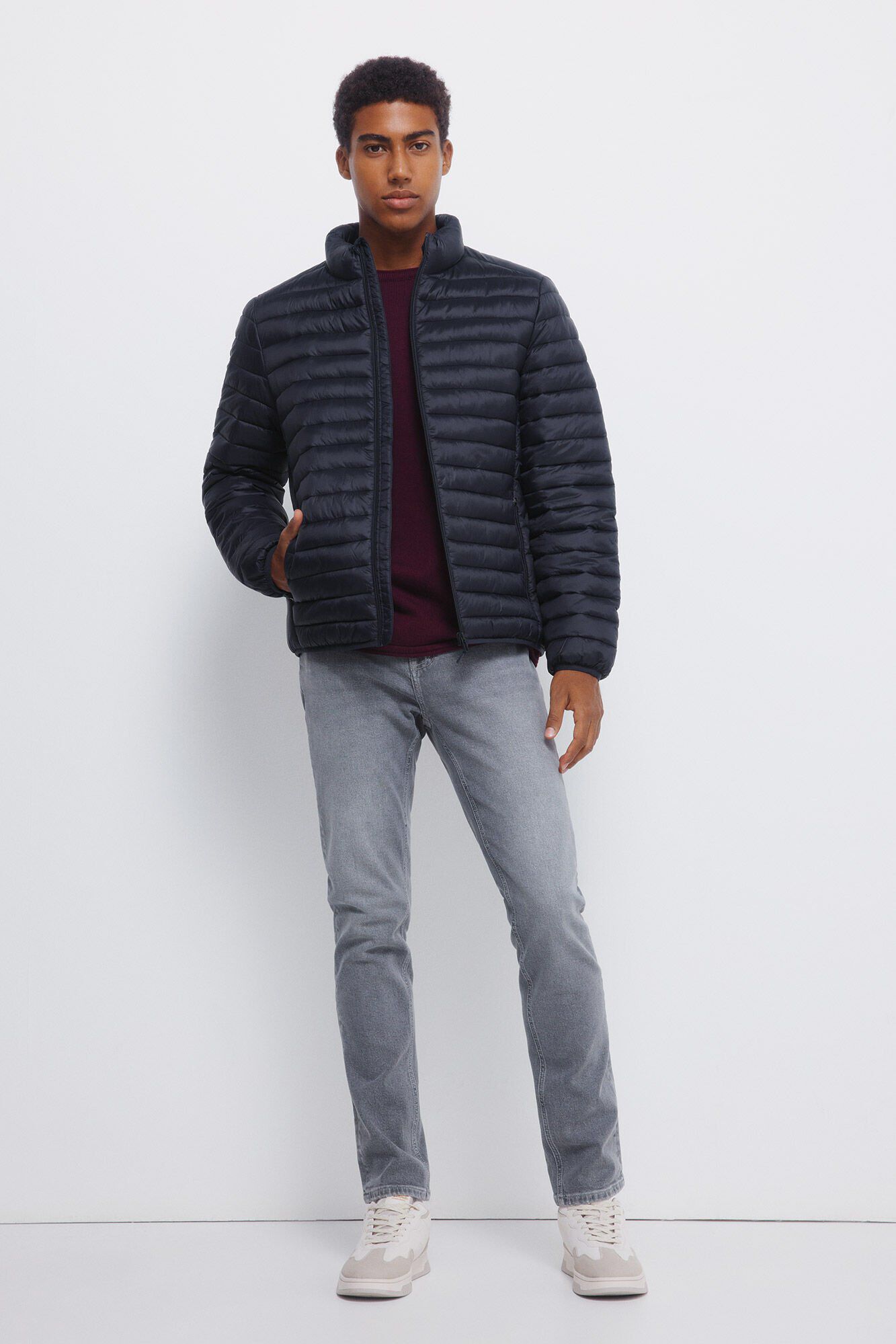 Conjunto de jeans, chaqueta y jersey