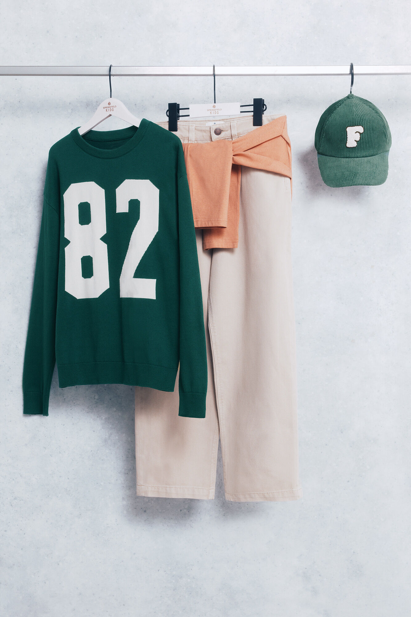 Conjunto de jersey, pantal&oacute;n, camiseta y gorra