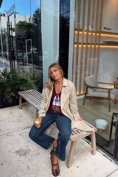Conjunto de pa&ntilde;uelo, gabardina, jeans y chaqueta