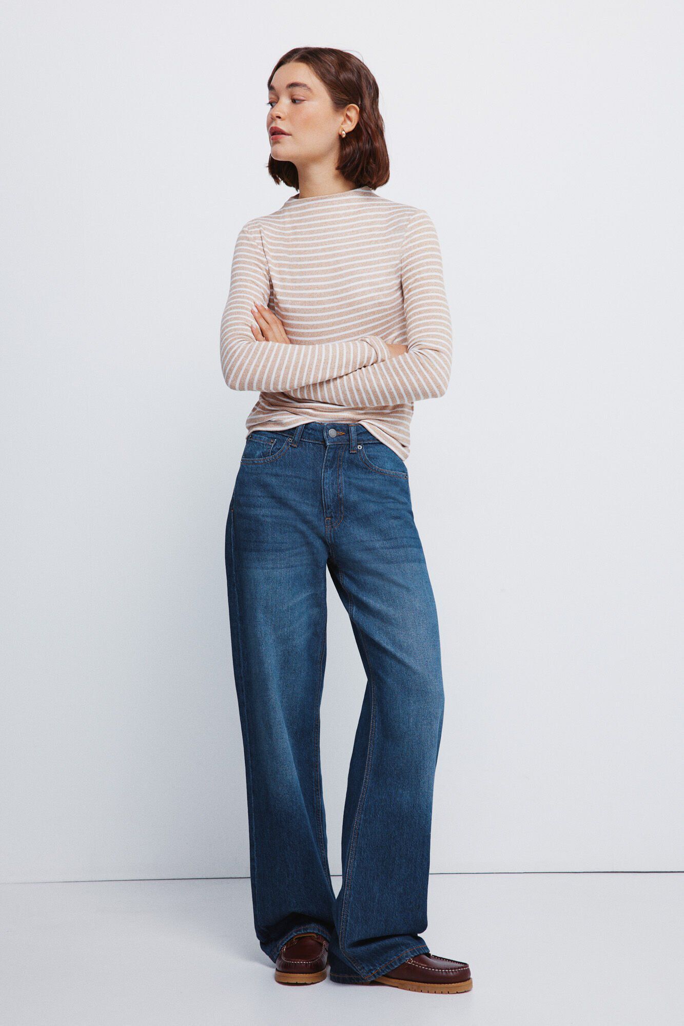 Conjunto de n&aacute;uticos, bufanda, jeans y camiseta