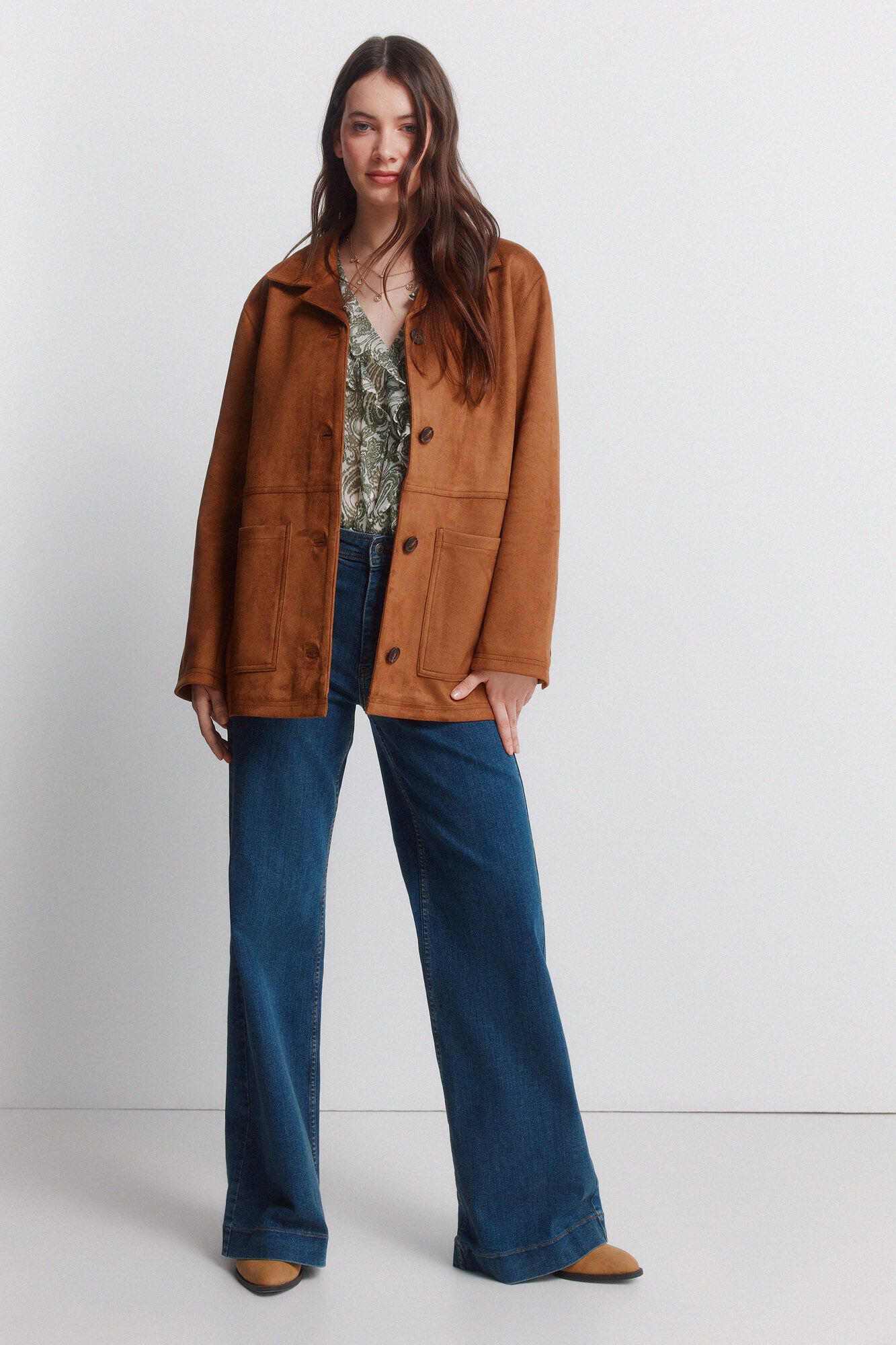 Conjunto de blazer, jeans e blusa