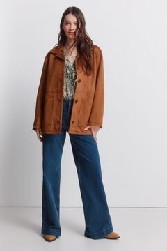 Conjunto de chaqueta, jeans y blusa