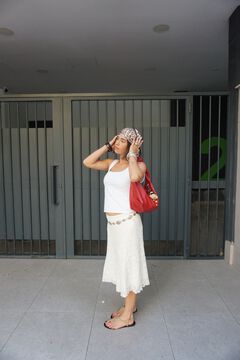 Conjunto de camiseta, sandalias y falda