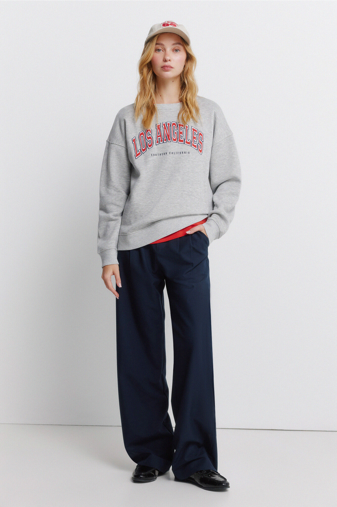 Conjunto de bon&eacute;, cal&ccedil;as e sweatshirt