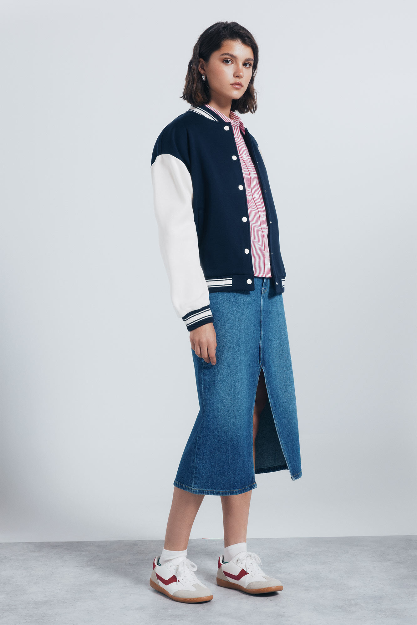 Conjunto de chaqueta, falda y camisa